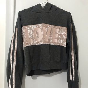 Cute cropped sweater in perfect condition